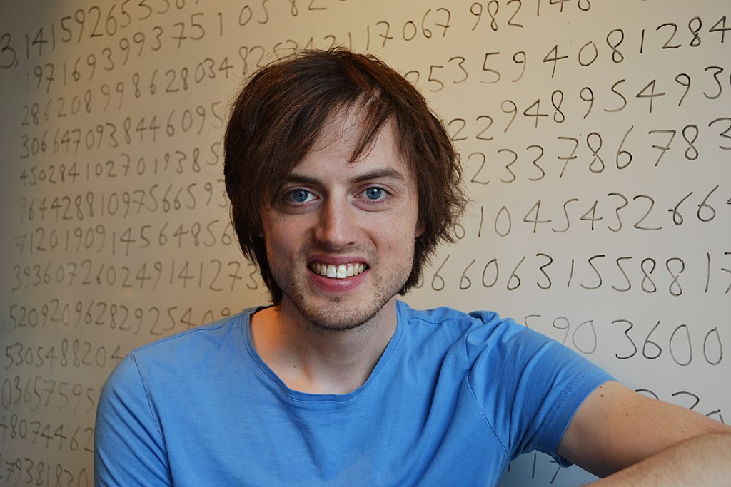 Jonas von Essen framför en tavla med decimaler av talet pi