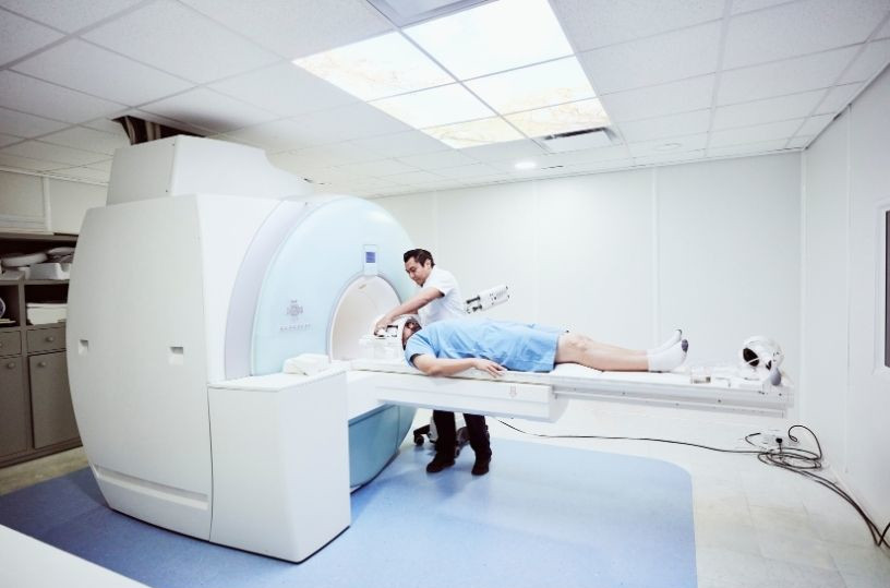försöksperson görs redo för fMRI scanning av hjärnan i neurovetenskapligt experiment