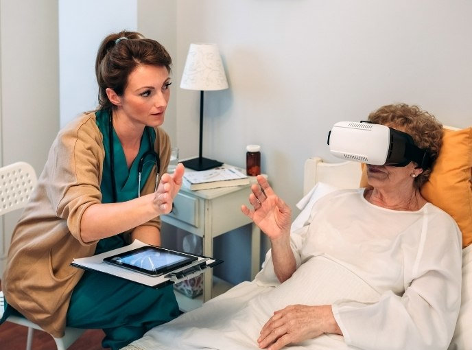 äldre strokepatient får träna med VR-glasögon