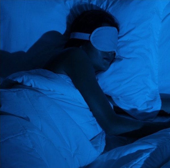 En person som sover med ögonmask